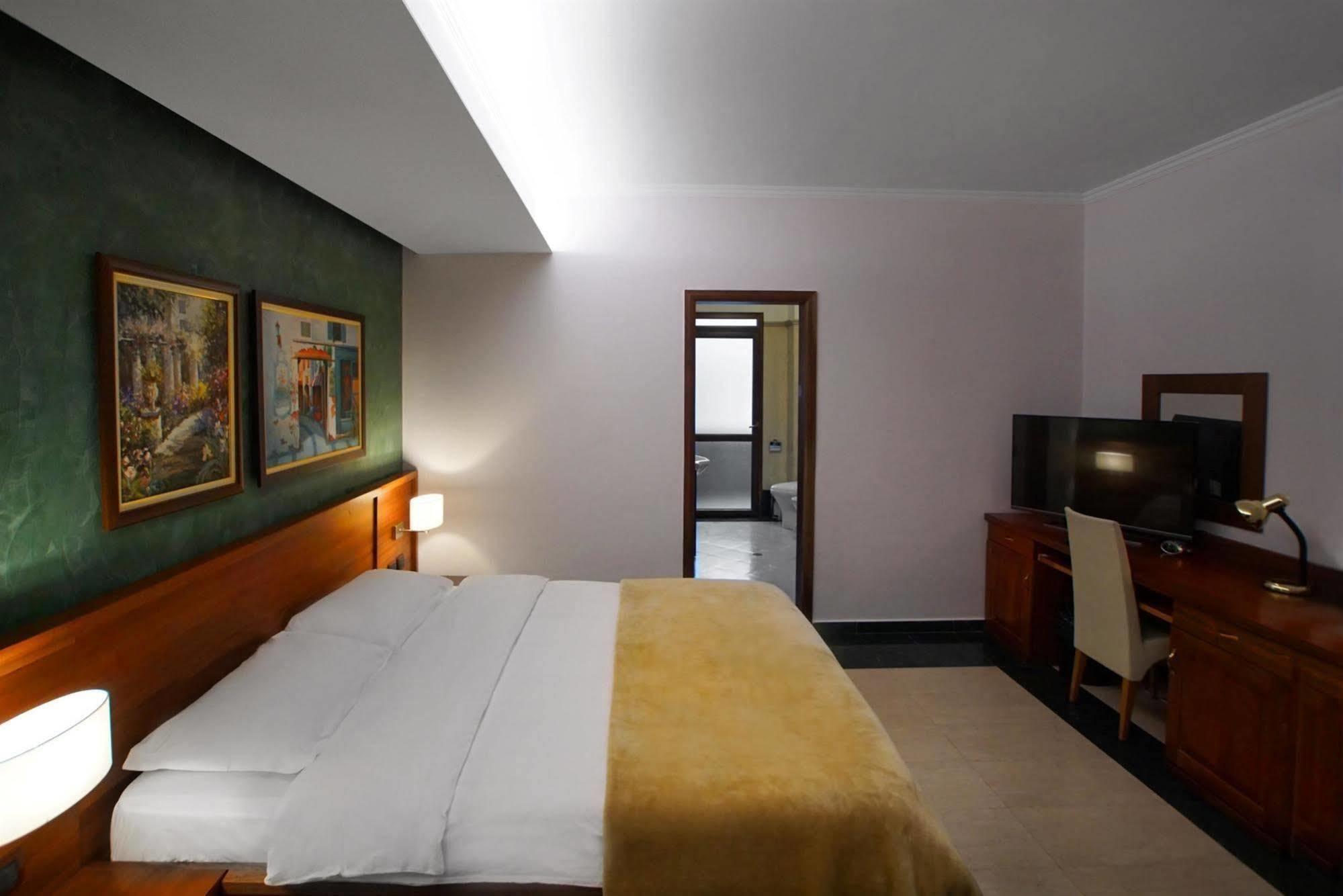 Nov Hotel Tirana Exteriér fotografie